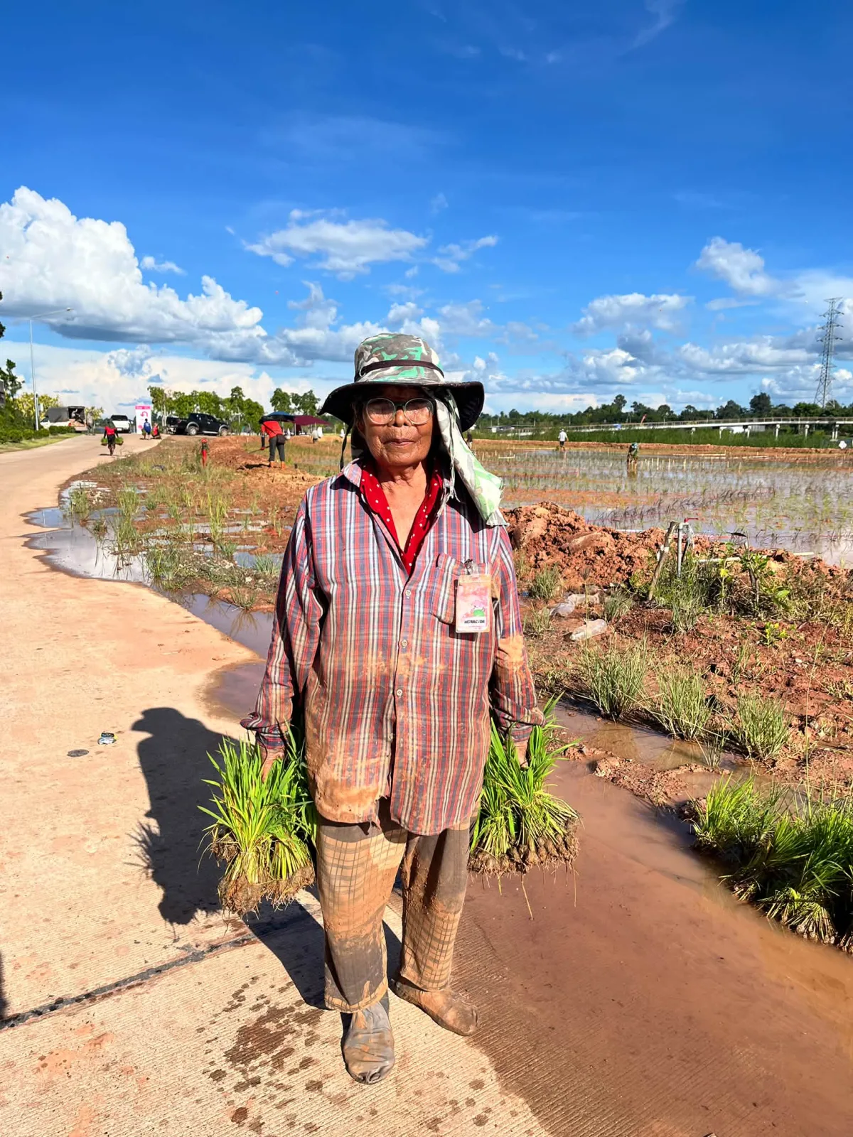 "ผู้บริหารจัดการผืนดิน …. ที่ไม่ได้ทำงานในห้องแอร์  ต้นกล้าในมือคือการลงทุนที่สร้างชีวิต และรอยเปื้อนโคลนคือชุดทำงานของนักปฏิบัติการตัวจริง…