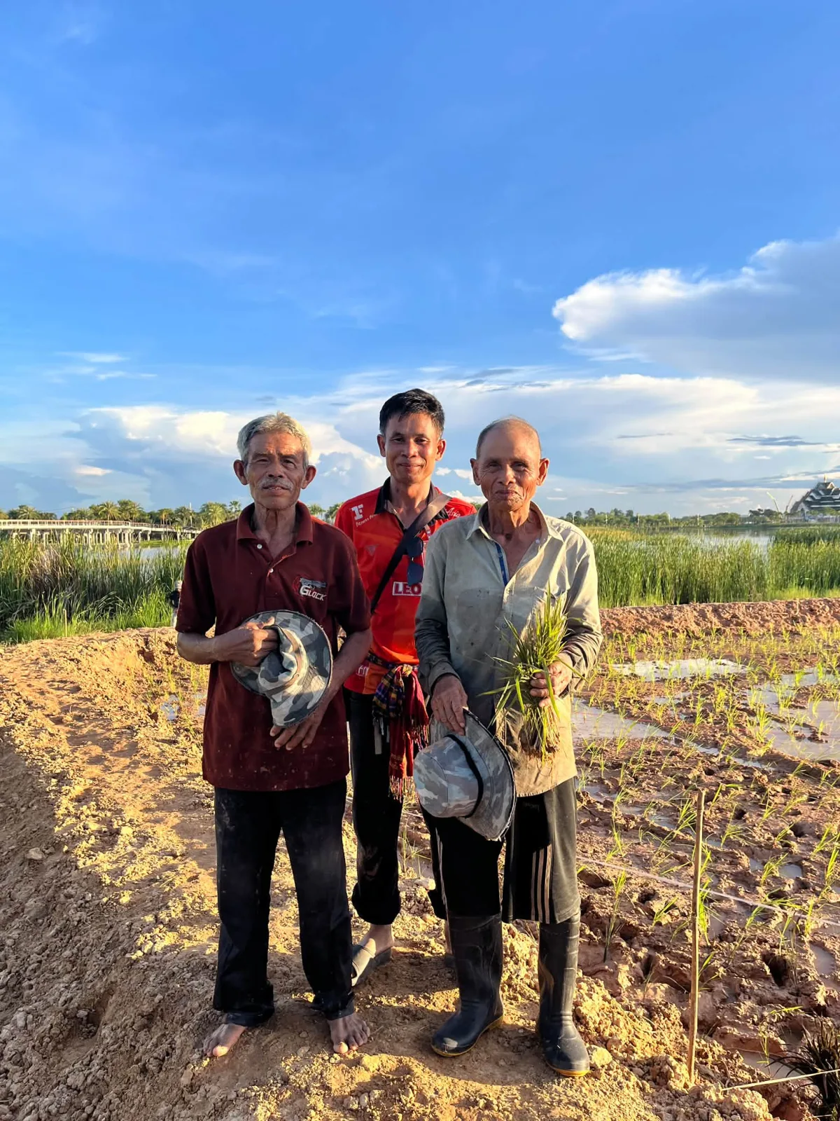 "ผู้บริหารจัดการผืนดิน …. ที่ไม่ได้ทำงานในห้องแอร์  ต้นกล้าในมือคือการลงทุนที่สร้างชีวิต และรอยเปื้อนโคลนคือชุดทำงานของนักปฏิบัติการตัวจริง…